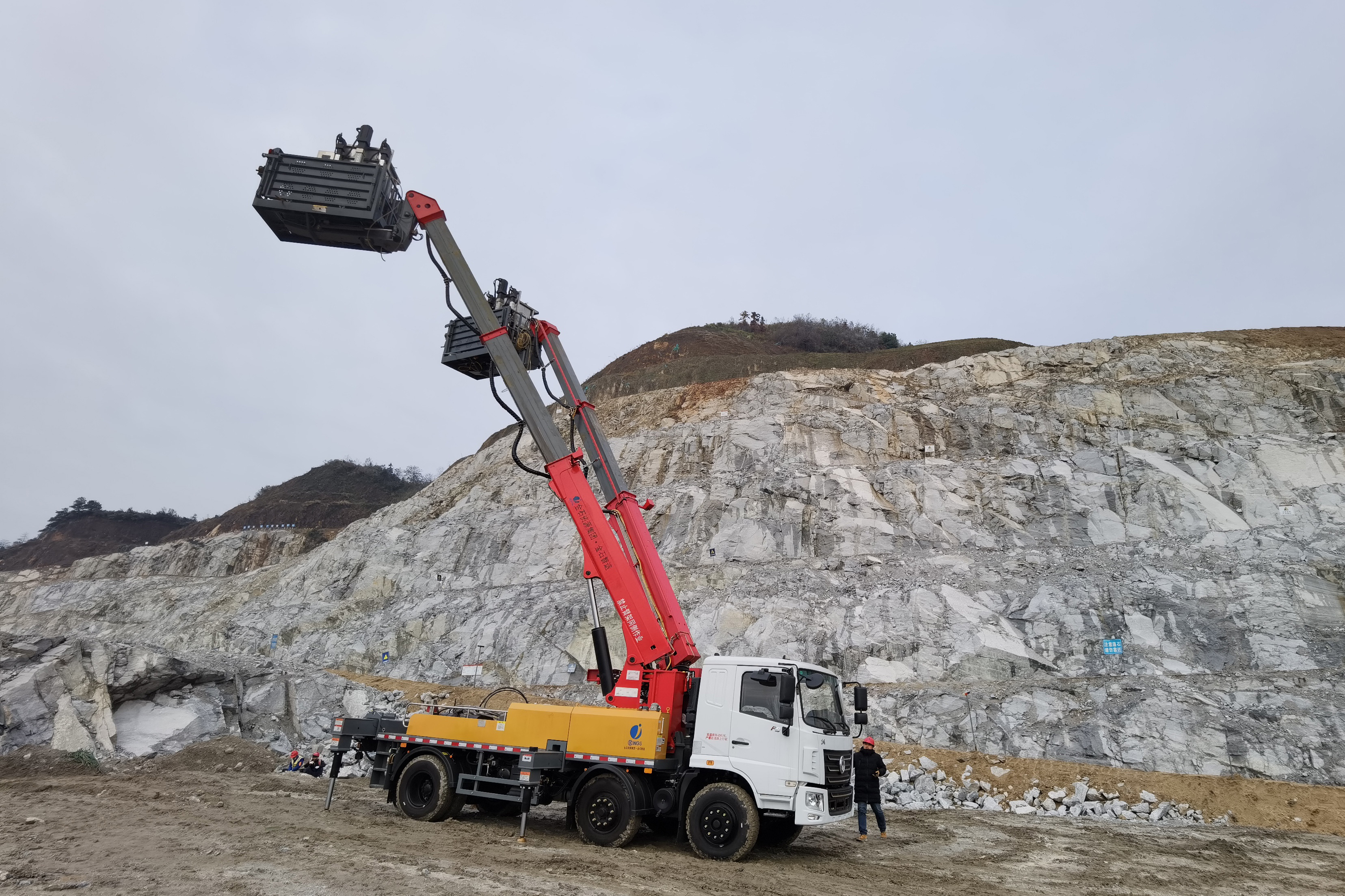 由金石智造与岳阳南岭研发的“BCHM型现场混装乳化炸药车”达到“国际领先水平”